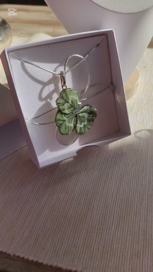 Manaluvia, "Charm quadrifoglio portafortuna” vero, dipinto e resinato, gancio in argento 925 N.04