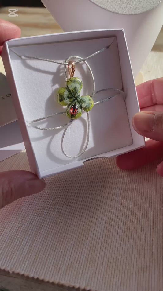 Ciondolo portafortuna con quadrifoglio e coccinella – gancio in argento rosato, N13