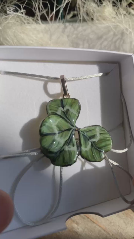 Manaluvia, "Charm quadrifoglio portafortuna” vero, dipinto e resinato, gancio in argento 925