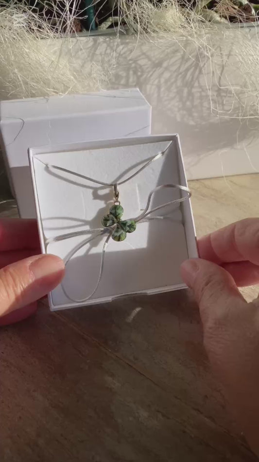 Manaluvia, "charm quadrifoglio portafortuna” vero, dipinto e resinato, gancio in argento 925