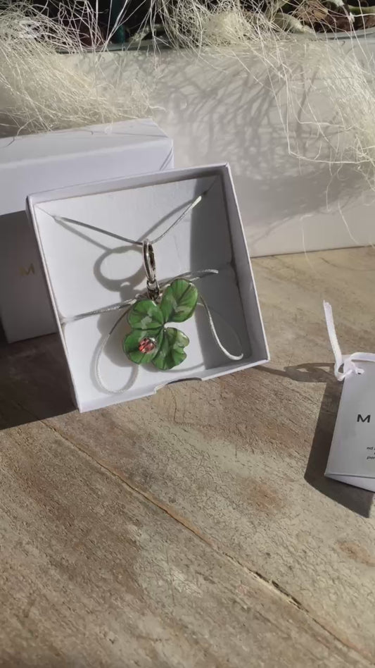 Manaluvia, "Charm quadrifoglio portafortuna” vero, dipinto e resinato, coccinella dipinta, gancio in argento 925