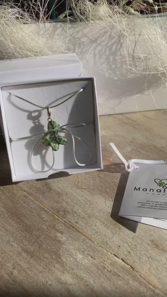 Manaluvia, "Charm quadrifoglio portafortuna” vero, dipinto e resinato, gancio in argento 925