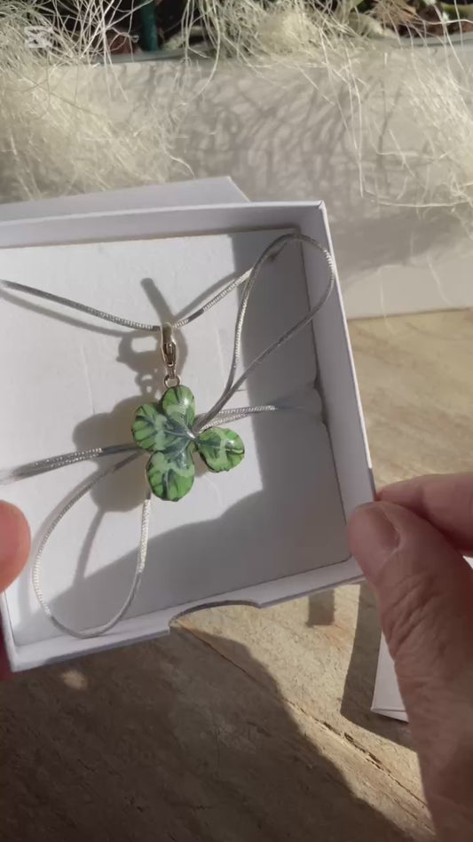 Manaluvia, "Charm quadrifoglio portafortuna” vero, dipinto e resinato, gancio in argento 925