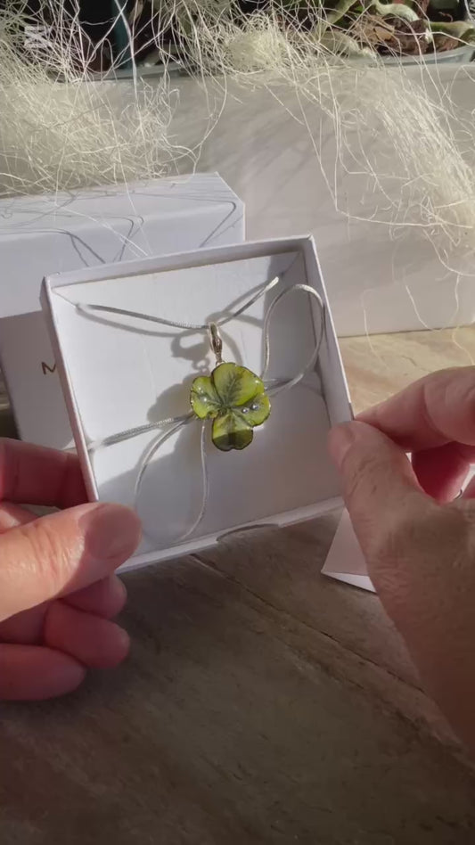 Ciondolo portafortuna con brillantini strass e gancio in argento