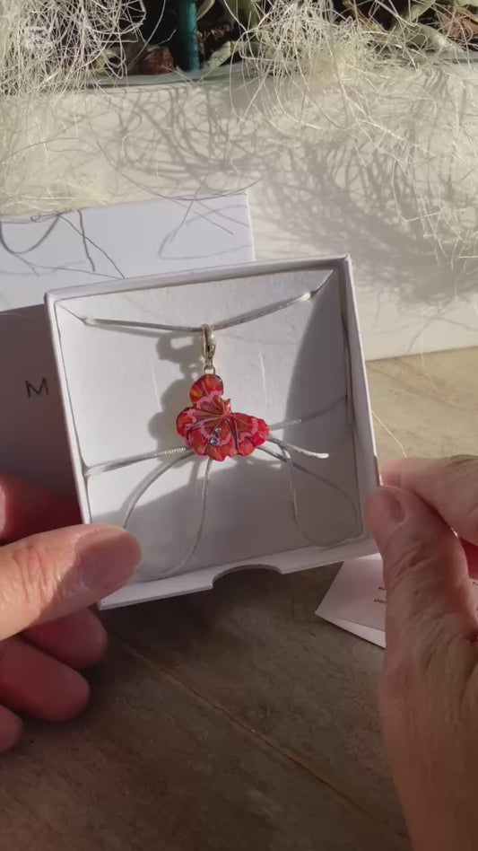 Ciondolo con gancio in argento, con vero quadrifoglio dipinto rosso.